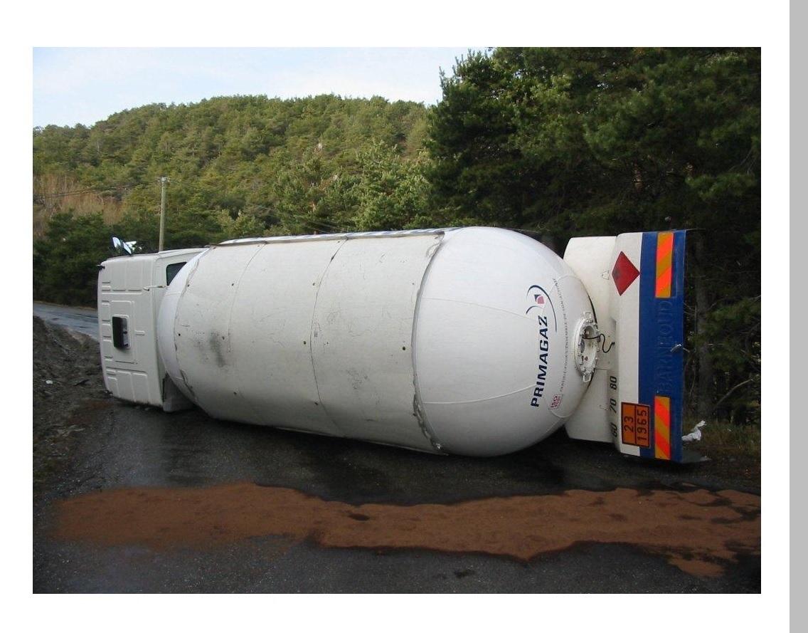 => Accident d’un camion transportant des matières dangereuses à Chorges dans les Hautes-Alpes en 2014 (source  © DREAL PACA)