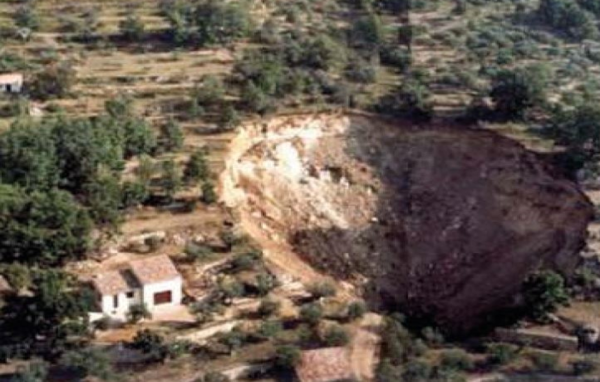 Photo de l’effondrement du Peyrui à Bargemon en 1992 (Var – 83) © DDTM83